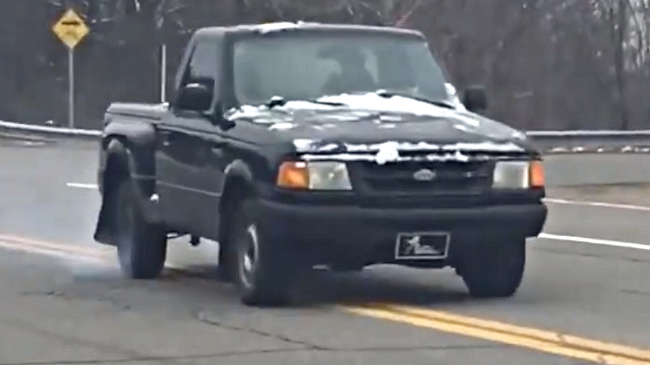 VIDEO: Kas notiek ar automašīnu, ja, braucot uz priekšu, pēkšņi tiek ieslēgta atpakaļgaita?