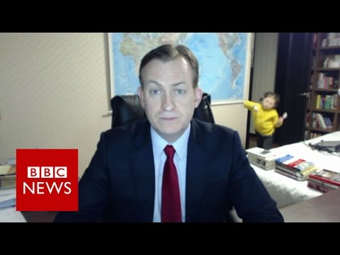 VIDEO: Cilvēkus sajūsmina BBC tiešraides laikā notiekošais profesora kabinetā!