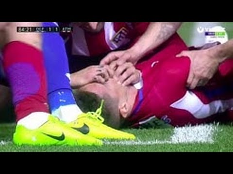 VIDEO: Slavens Spānijas futbolists spēles laikā gūst smagu traumu. Komandas biedri glābj viņa dzīvību!