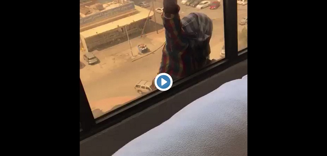 VIDEO(18+) Ārprāts! Sieviete stāv un filmē savas mājkalpotājas kritienu no 7.stāva, nevis palīdz viņai…