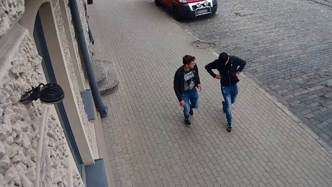 Policija izplata video: Meklē trīs vīriešus par taksometra vadītāja aplaupīšanu!