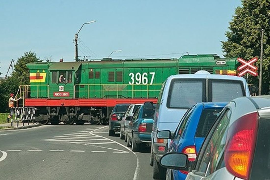 Traģēdija Liepājā: vilciena un automašīnas sadursmē šorīt bojā gājuši divi cilvēki.