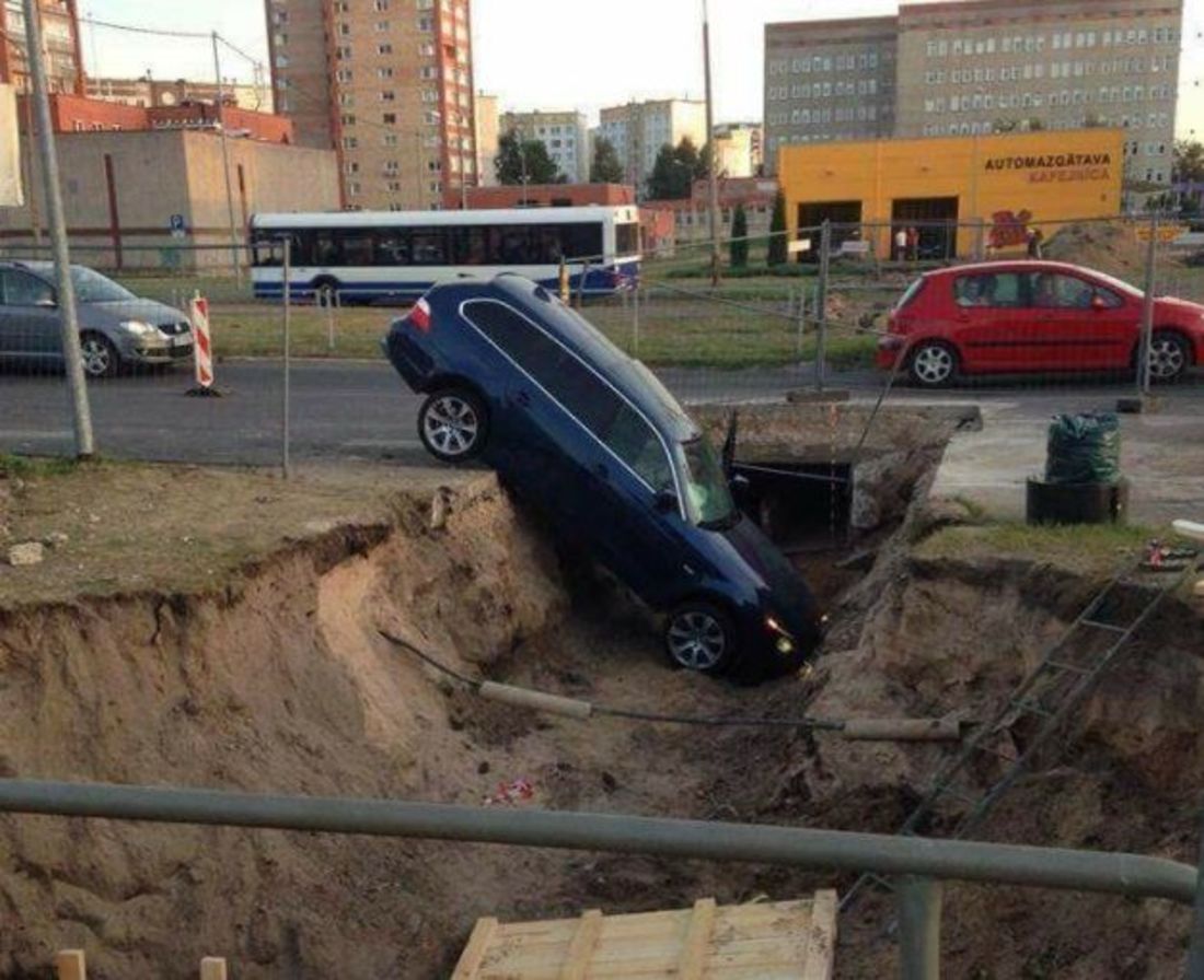 Rīgā BMW burtiski ielido uz ielas remontdarbu laikā izraktā bedrē!