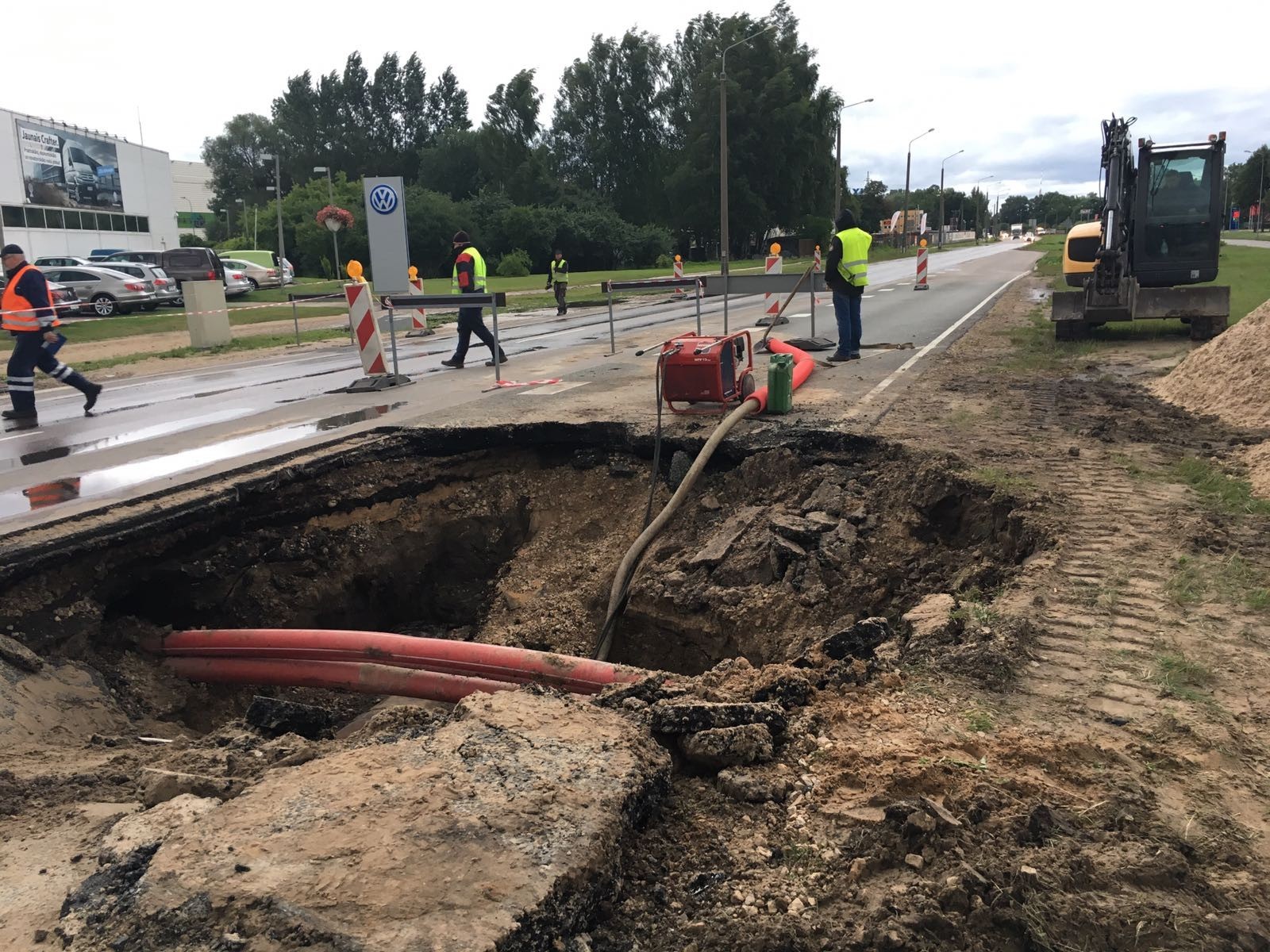 VIDEO: Lūk, kā šobrīd izskatās K.Ulmaņa gatvē! Milzīga bedre un traucēta satiksme!