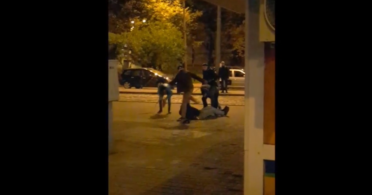 Aculiecinieka VIDEO: Jaunieši Rīgas centrā brutāli piekauj vīrieti! Policija meklē lieciniekus!