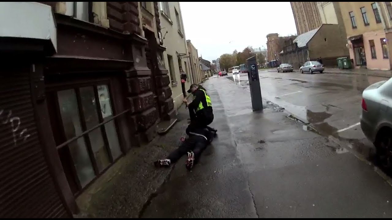 Policija publicē pakaļdzīšanās video, kurā zaglis mēģina aizmukt skrienot! Policisti izrādās ātrāki…