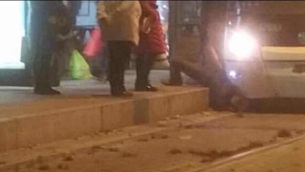 VIDEO: Pie “Alfas” daudzu cilvēku acu priekšā zem tramvaja pakrīt vīrietis…