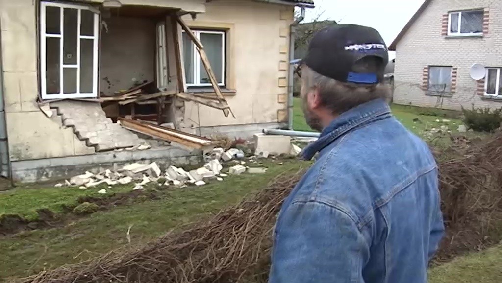 VIDEO: Piedzēries jaunietis Skrīveros ar Audi iztriecas cauri mājas sienai!