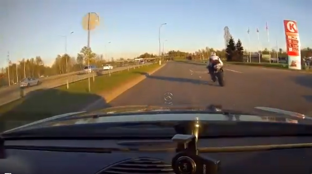 Aculiecinieka VIDEO: Policija Rīgā dzenas pakaļ pārgalvīgam motobraucējam!