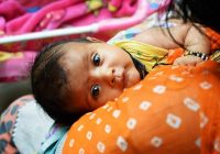 Indijā jaundzimušu mazuli izglābj policija pēc tam, kad bērns karājies mirušās mātes nabassaitē