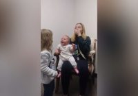 Video: Mirklis, kad mazulis pirmo reizi dzird māsas un mammas balsi