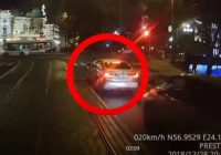 VIDEO: Tramvaja šoferis iemūžina, kā Latvijas prezidenta automašīna Rīgas centrā ignorē ceļu satiksmes noteikumus