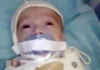 Šausminošā video redzams 12 nedēļu vecam mazulim ar līmlenti pielīmēts knupītis