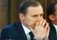 VIEDO: Zelta meklētājs – politiķis Aldis Gobzems Saeimas sēdes laikā ēd puņķus