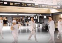 VIDEO: “Transleiteris” kopā ar citiem Latvijā zināmiem vīriešiem pārsteidz dāmas 8. martā kā “Backstreet Boys”