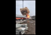 VIDEO: Izcēlies ugunsgrēks vienā no rūpnīcas ēkām NP Jelgavas biznesa parkā