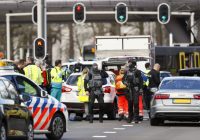 Terorista uzbrukums Nīderlandē – viens miris un vairāki ievainoti pēc tam, kad vīrietis tramvajā sašauj vairākus cilvēkus