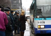 Kontrolieri maskēsies, lai noķertu bezbiļetniekus Rīgas sabiedriskajā transportā