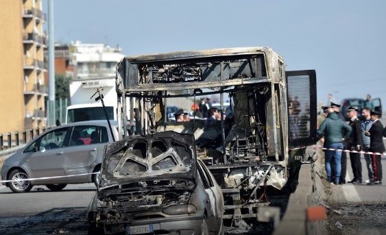 Autobusa šoferis Itālijā nolaupa pilnu autobusu ar bērniem un aizdedzina to