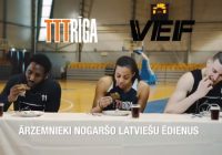 VIDEO: Nēģi, aukstā gaļa, kvass – šos un citus latviešu ēdienus pirmo reizi nogaršo basketbolisti no ASV
