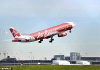 Divus mēnešus veca meitenīte nomirst bijušās medmāsas rokās “AirAsia” lidojuma laikā