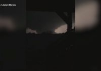 VIDEO: Iemūžināts brīdis, kad zibens izgaismots tornado iznīcina pilsētu apokaliptiskās vētras laikā