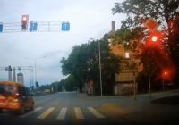 VIDEO: Rupji pārkāpta ceļu satiksmes noteikuma dēļ notiek nopietna avārija