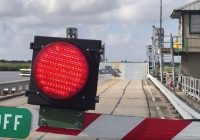 VIDEO: Šoferis ar mašīnu centās pārlekt pāri paceļamajam tiltam, tas beidzās ar divu cilvēku nāvi