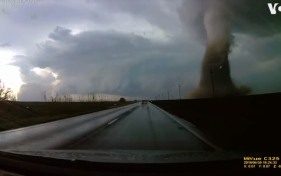 VIDEO: Rumānijā tornado paceļ gaisā autobusu, kas pilns ar svētceļniekiem