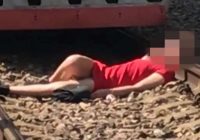 Pāris centimetru attālumā no nāves – vilciena mašīnists Konesē paspēj apstāties, pirms pārbrauc pāri pašnāvniecei
