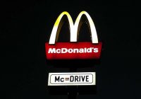 Sieviete Krievijā “McDonald’s” logo saskata lielas sieviešu krūtis, tāpēc ātrās ēdināšanas restorāna ķēdi iesūdz tiesā
