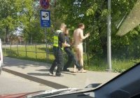 VIDEO: Kā no mātes miesām nācis – kails vīrietis pastaigājas pa Valmieras ielām