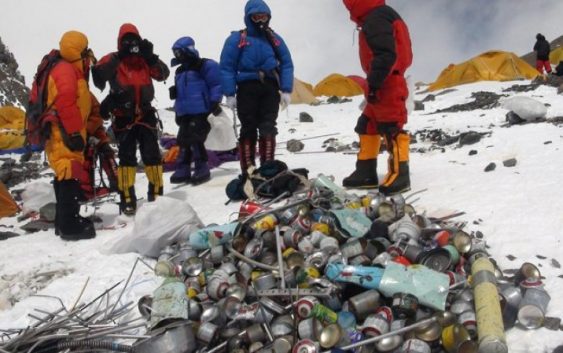 Līķi, plastmasas iepakojumi, pudeles un alpīnistu aprīkojumi: Everesta virsotnē cīnās ar atkritumiem