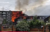 VIDEO: Londonas austrumos caur dzīvokļu kvartālu plosās milzīgs ugunsgrēks VIDEO: Londonas austrumos caur dzīvokļu kvartālu plosās milzīgs ugunsgrēks
