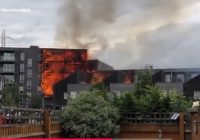VIDEO: Londonas austrumos caur dzīvokļu kvartālu plosās milzīgs ugunsgrēks