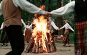 Aptauja: Līgotāji svētkos par vissvarīgāko uzskata ugunskuru; tikai 27% meklēs papardes ziedu Aptauja: Līgotāji svētkos par vissvarīgāko uzskata ugunskuru; tikai 27% meklēs papardes ziedu