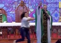 VIDEO: Sieviete aizlidina priesteri no skatuves; Spriežat paši, vai grūdiena iemesls bija pamatots