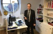 Zviedrijas deputātiem nav ne asistentu, ne automašīnu, un pat ne dāsnu pensiju: kā dzīvo “nabadzīgie” tautas kalpi Zviedrijas deputātiem nav ne asistentu, ne automašīnu, un pat ne dāsnu pensiju: kā dzīvo “nabadzīgie” tautas kalpi