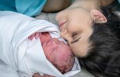 Aizturiet elpu: 30 reālās fotogrāfijas no dzemdībām, māmiņas pirmo reizi satiek savus mazuļus Aizturiet elpu: 30 reālās fotogrāfijas no dzemdībām, māmiņas pirmo reizi satiek savus mazuļus