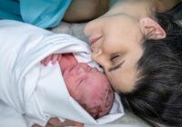 Aizturiet elpu: 30 reālās fotogrāfijas no dzemdībām, māmiņas pirmo reizi satiek savus mazuļus