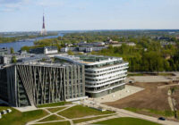 Latvijai simboliskā dienā ielikts LU Akadēmiskā centra Rakstu mājas pamatakmens
