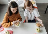 Rīgas pašvaldība iecerējusi kompensēt izglītojamo ēdināšanu 100% apmērā plašam sociālo grupu lokam