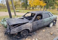 Netālu no Rēzeknes Ukrainas bēgļiem un viesu nama saimniekam nodeg automašīnas – aizdomas par dedzināšanu