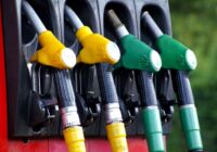 Latvijā ir samazinājusies dīzeļdegvielas un 95. markas benzīna vidējā cena, padarot cilvēkiem pieejamāku bākas uzpildi