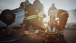 Autobusa un kravas automašīnas sadursmē Ainažos traģiski gājis bojā viens cilvēks, bet vēl seši cietuši. Šī negadījuma dēļ satiksme ir bloķēta abos virzienos