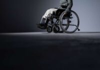 Ārsts teica, ka manas asaras situāciju nespēs mainīt, bet es tik un tā raudāju: Pusaudze pēc slimnīcas apmeklējuma nonāk ratiņkrēslā