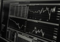 Eiropas tirgi krītas, investoriem vērojot ASV un Ķīnas tirdzniecības norises