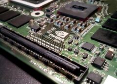 Nvidia paziņo, ka atsāks mākslīgā intelekta (MI) mikroshēmu pārdošanu Ķīnai