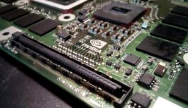 Nvidia paziņo, ka atsāks mākslīgā intelekta (MI) mikroshēmu pārdošanu Ķīnai