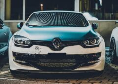 Renault akcijas krītas par 17% pēc peļņas brīdinājuma un vājiem rezultātiem